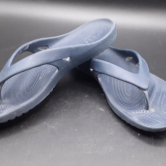 Woman's Croc Sandals/Flip Flops Navy Blue Size 7 - Picture 3 of 4
